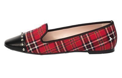Slippers con print escocés y puntera de cuero con tachas de Pretty Loafers